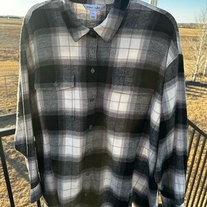 Old Navy The Boyfriend Shirt Black and White Plaid Casual Shirt